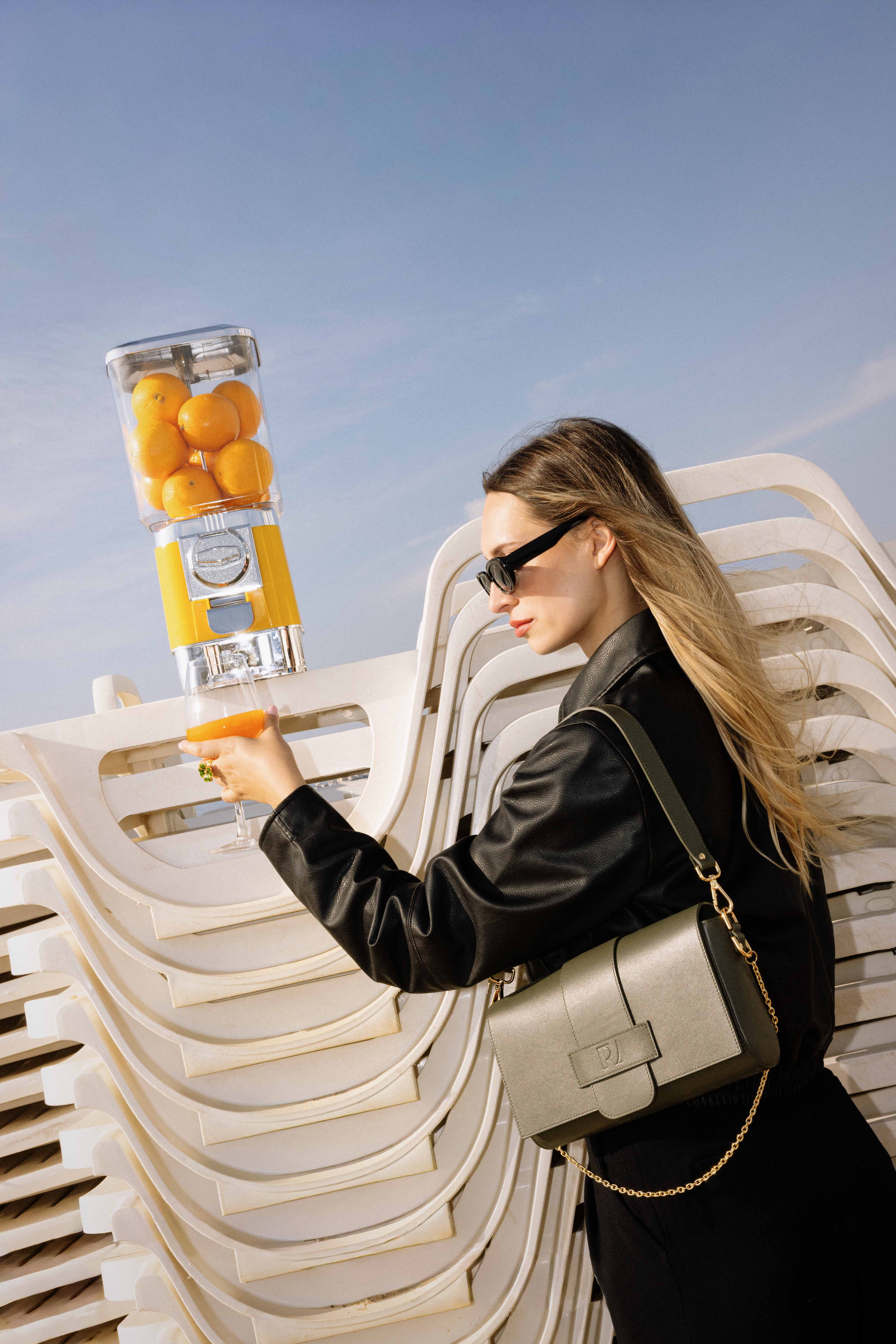 jeune femme portant le sac baguette kaki maison Ervée sur une plage