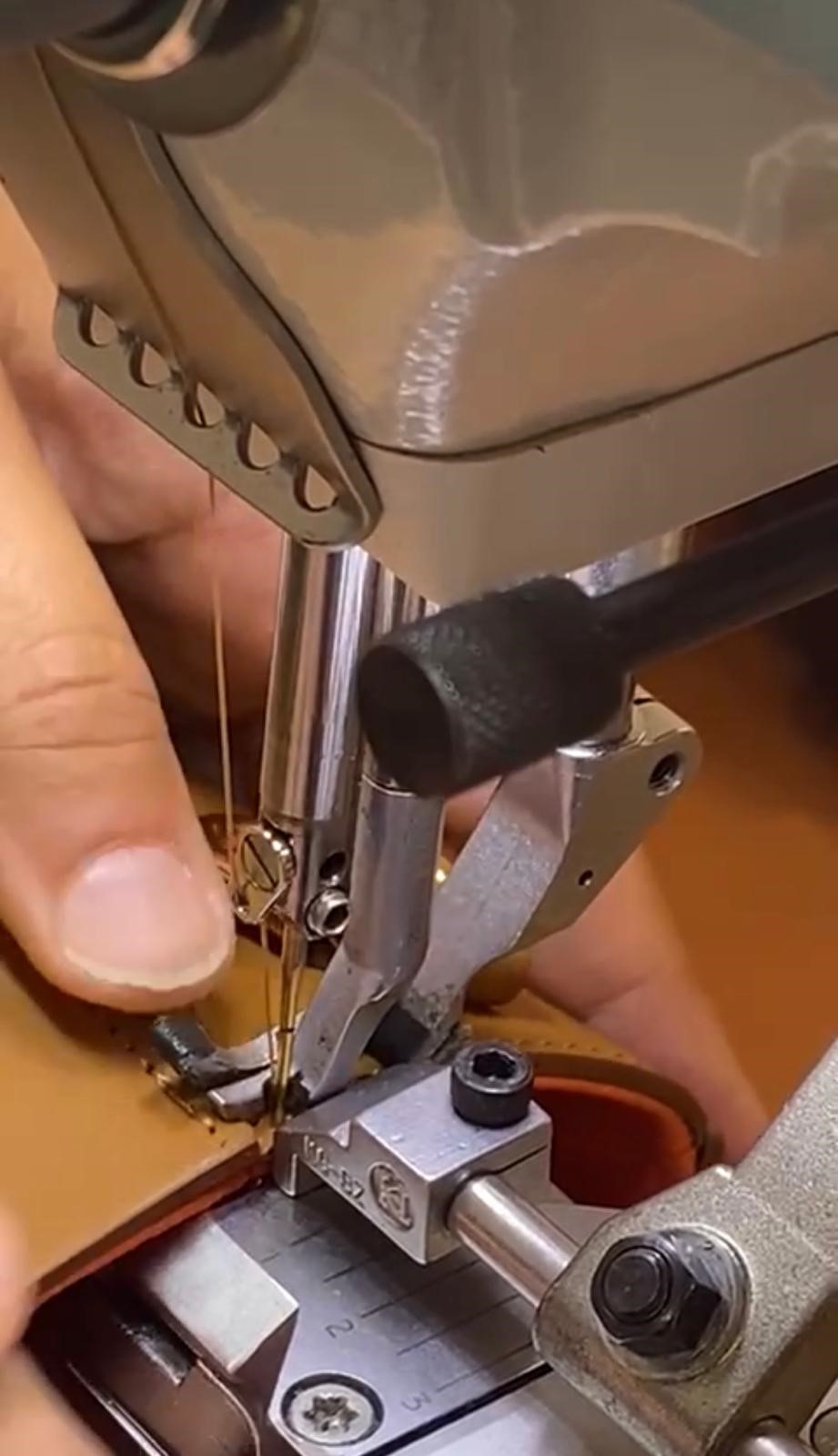 gros plan sur machine à coudre-piqure d'un sac ERVEE