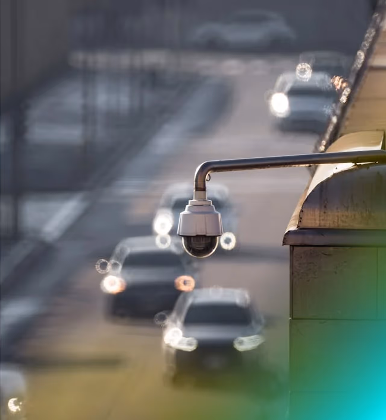 una cámara de seguridad, y una autopista con tráfico de fondo
