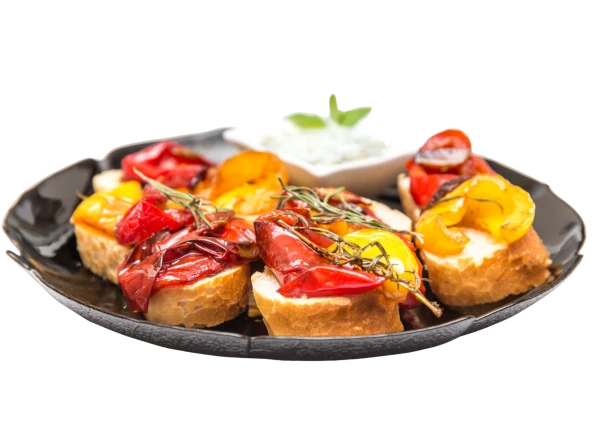 Teller mit ansprechenden Antipasti.
