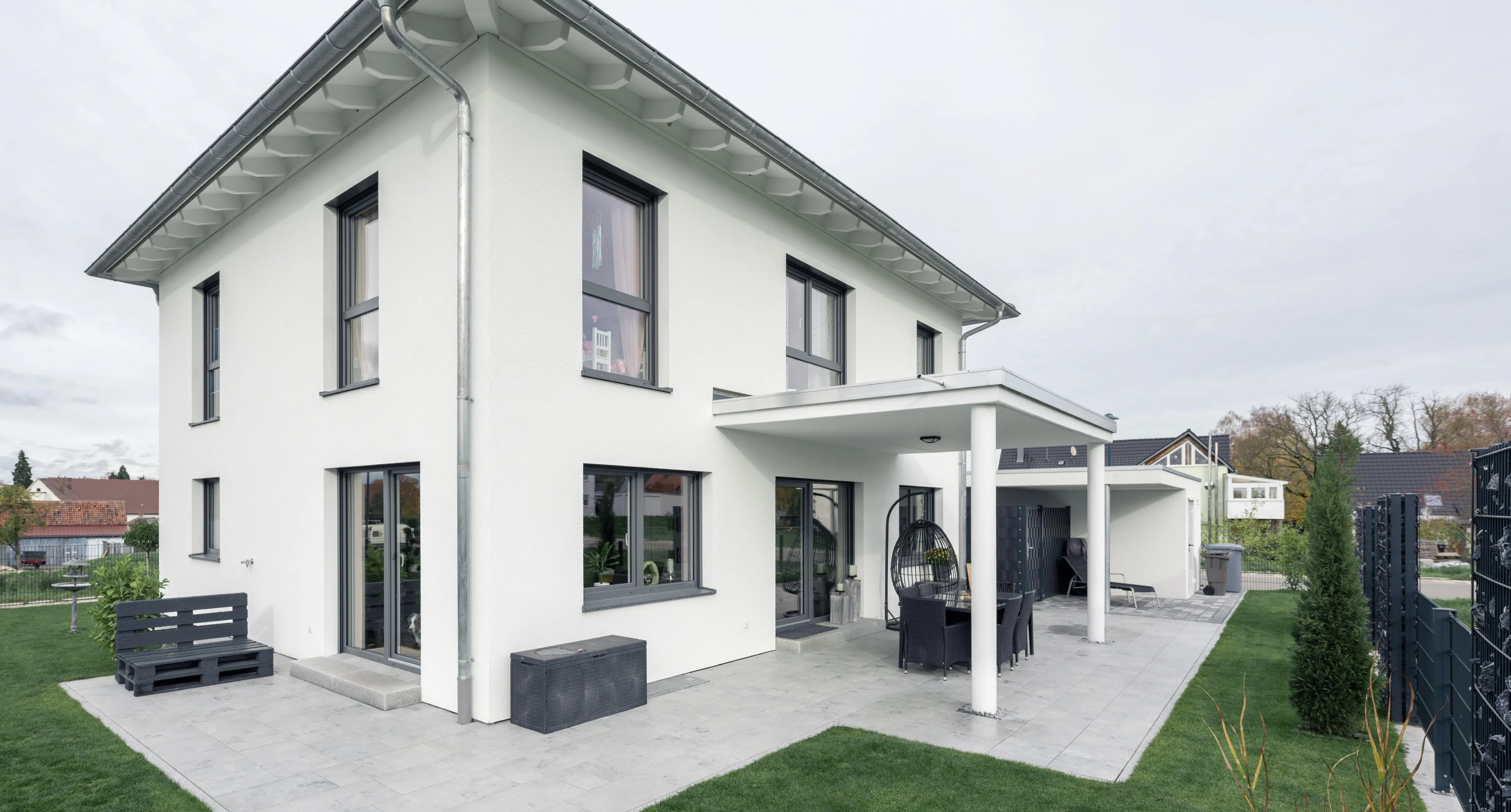 Aussenansicht vom Einfamilienhaus der Familie Bornovas, gebaut von Hauser Massivbau