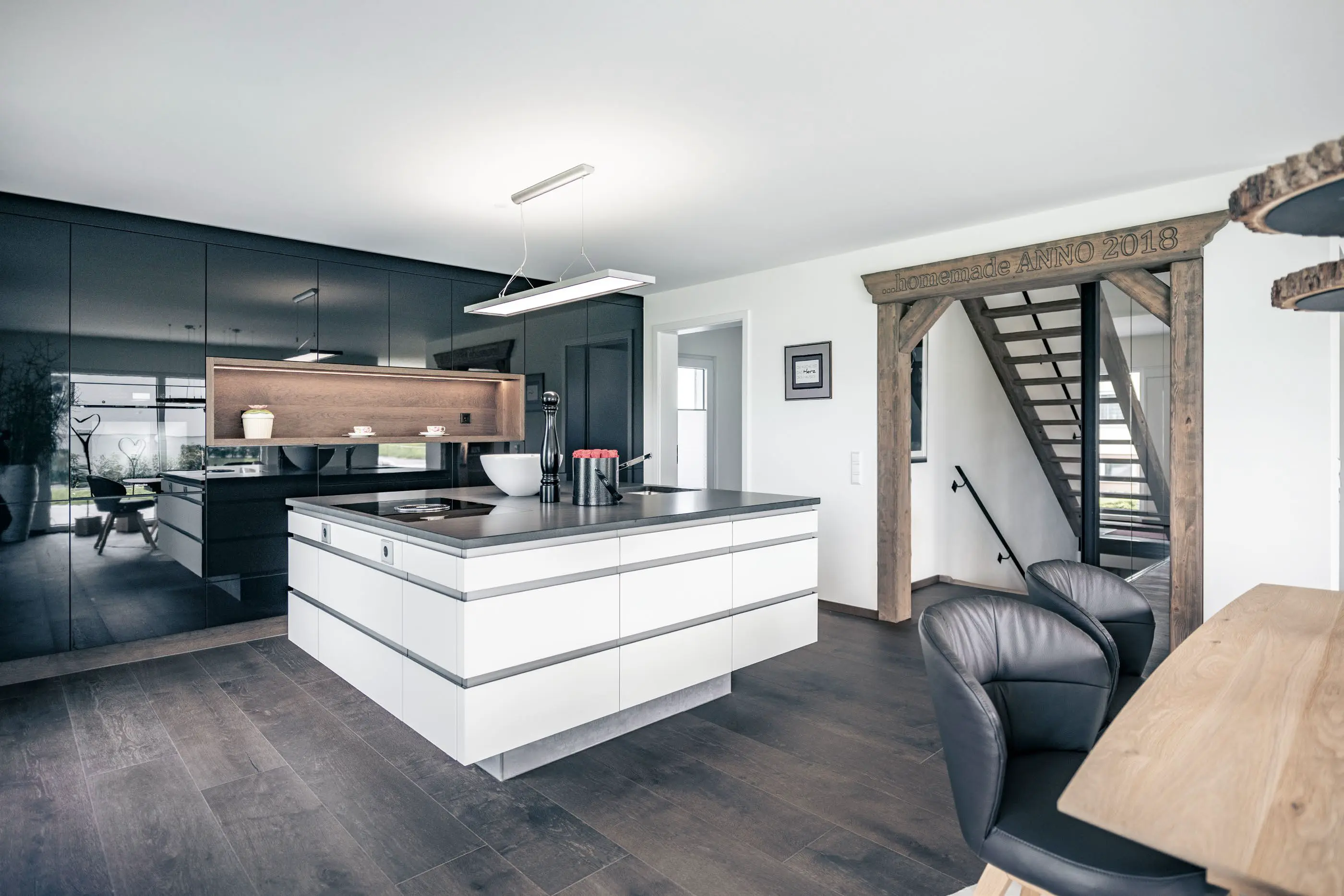Kochinsel in der offenen Küche im Einfamilienhaus vom Jubiläumshaus  in Vöhringen, gebaut von Hauser Massivbau  