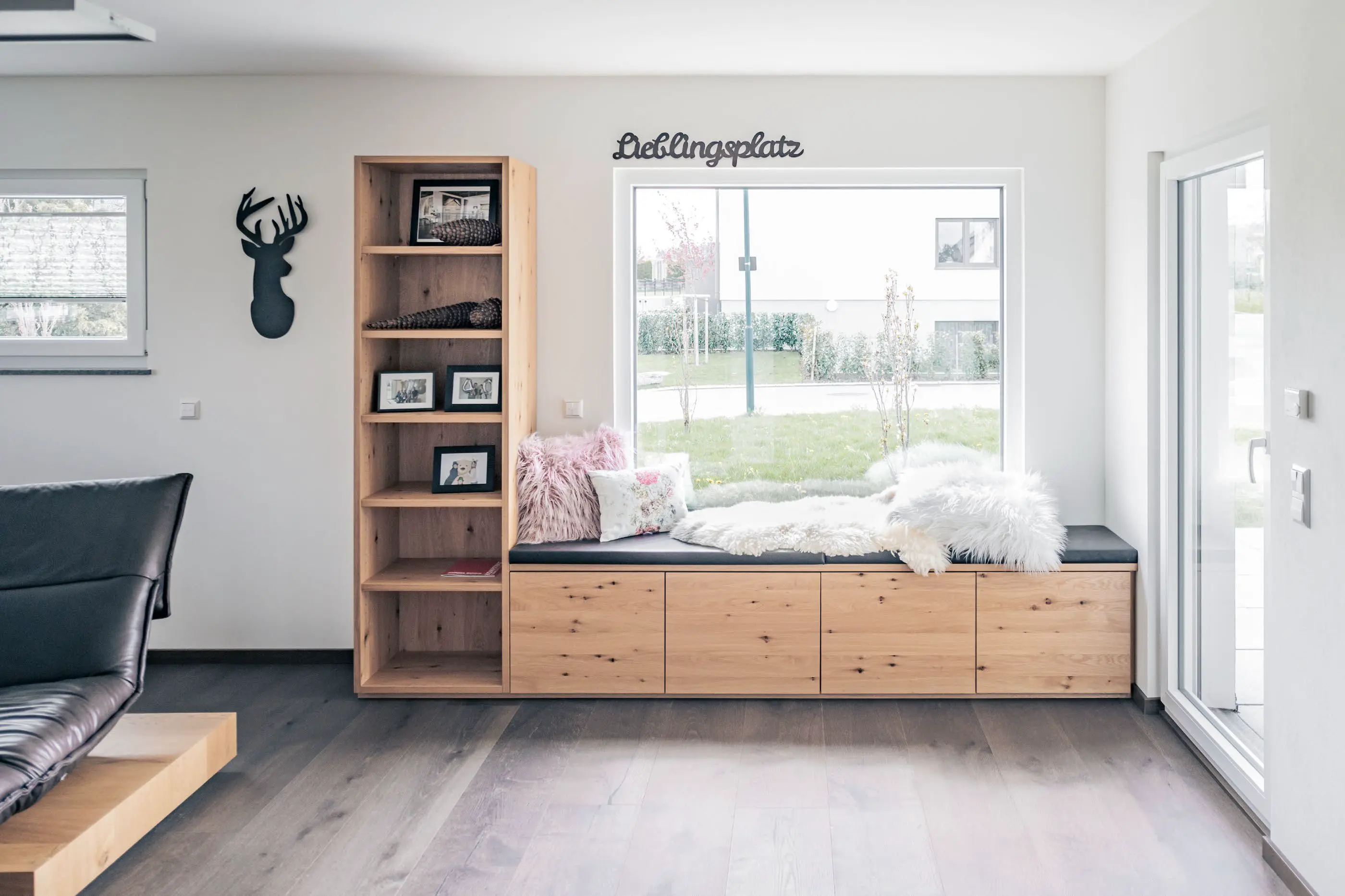 Sitzbank mit großem Fenster im Einfamilienhaus vom Jubiläumshaus  in Vöhringen, gebaut von Hauser Massivbau  