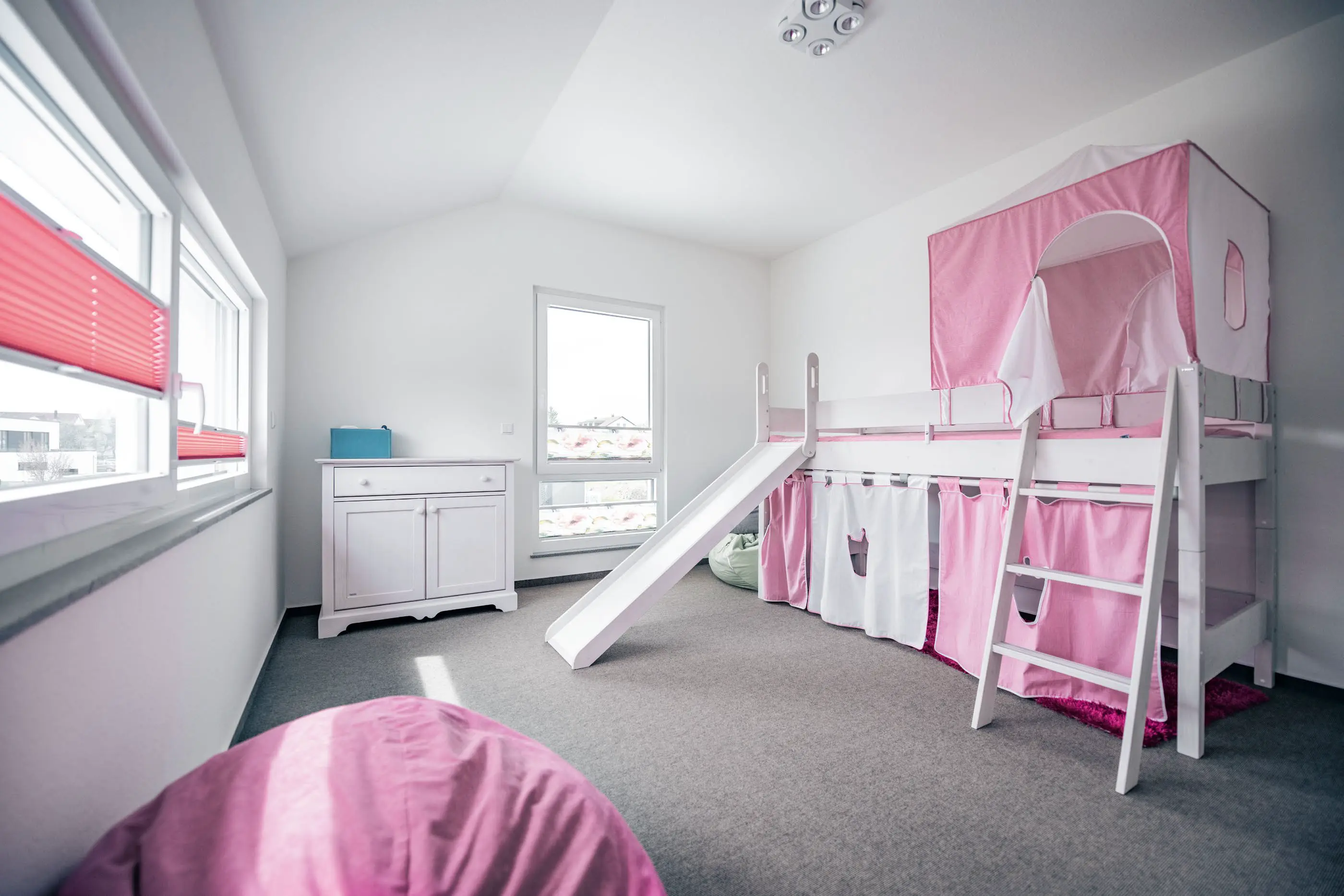 Rosa weißes Mädchen Kinderzimmer im Einfamilienhaus vom Jubiläumshaus  in Vöhringen, gebaut von Hauser Massivbau  