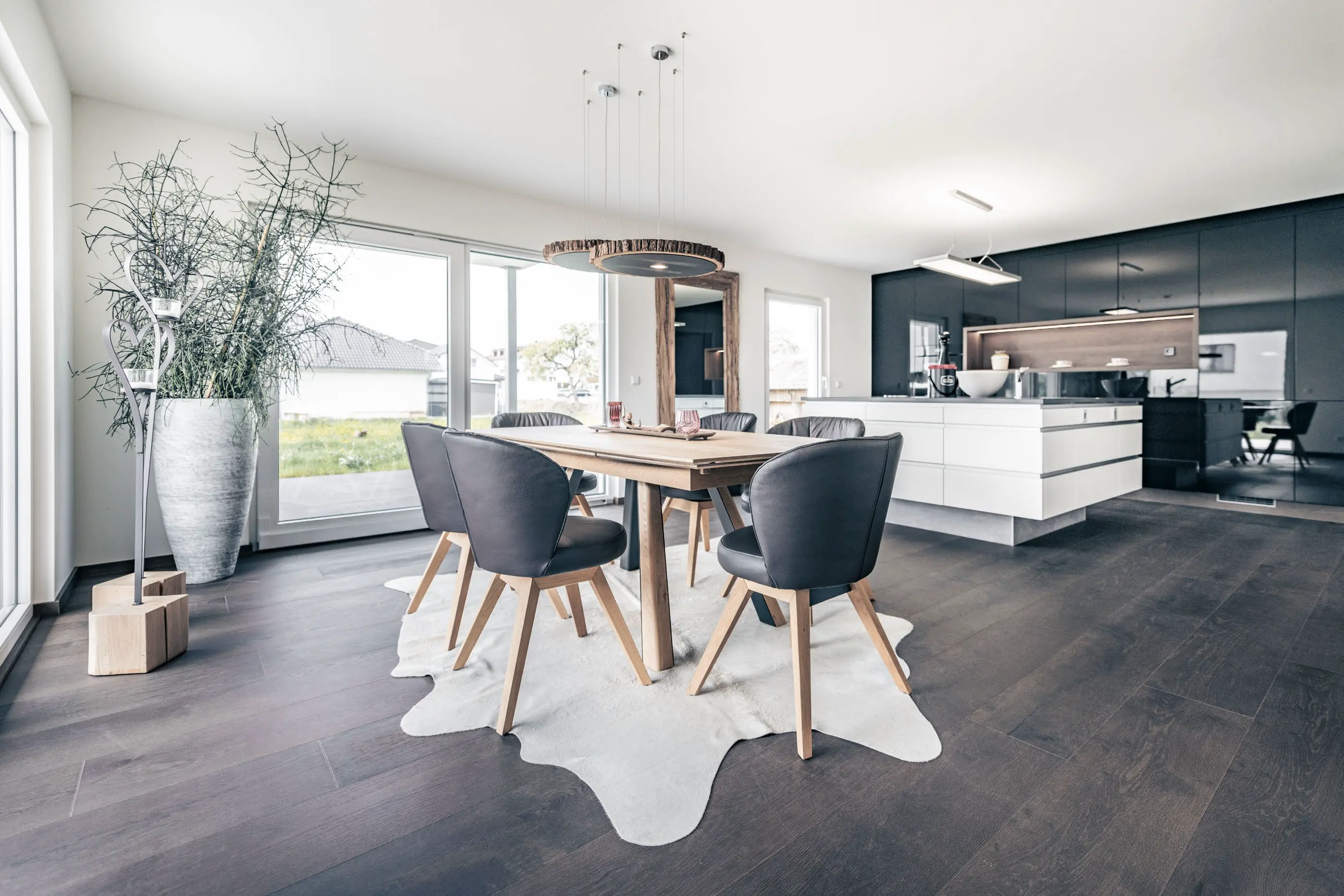 Offene Küche mit Essbereich im Einfamilienhaus vom Jubiläumshaus  in Vöhringen, gebaut von Hauser Massivbau  