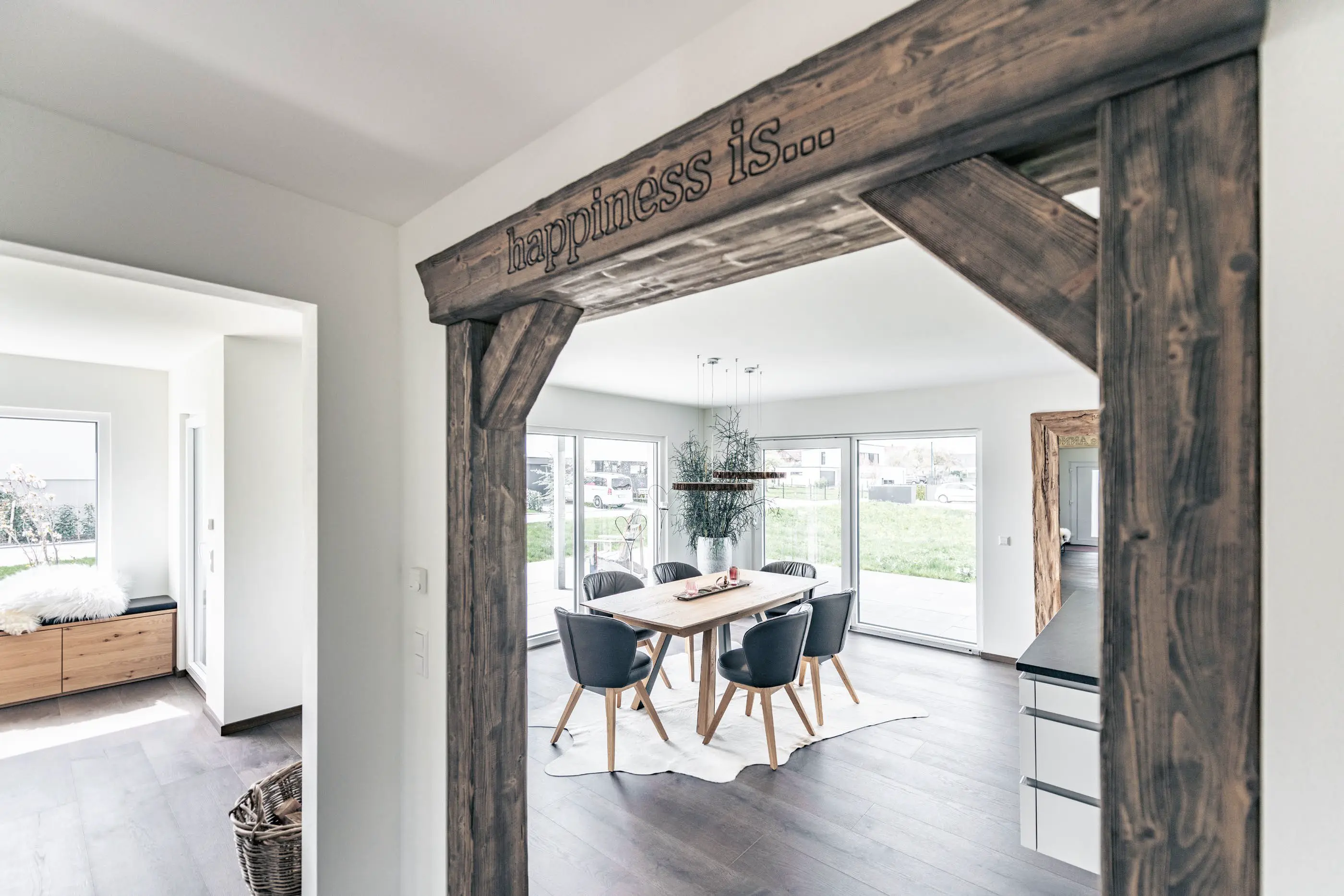 Offenes Esszimmer im Einfamilienhaus vom Jubiläumshaus  in Vöhringen, gebaut von Hauser Massivbau 