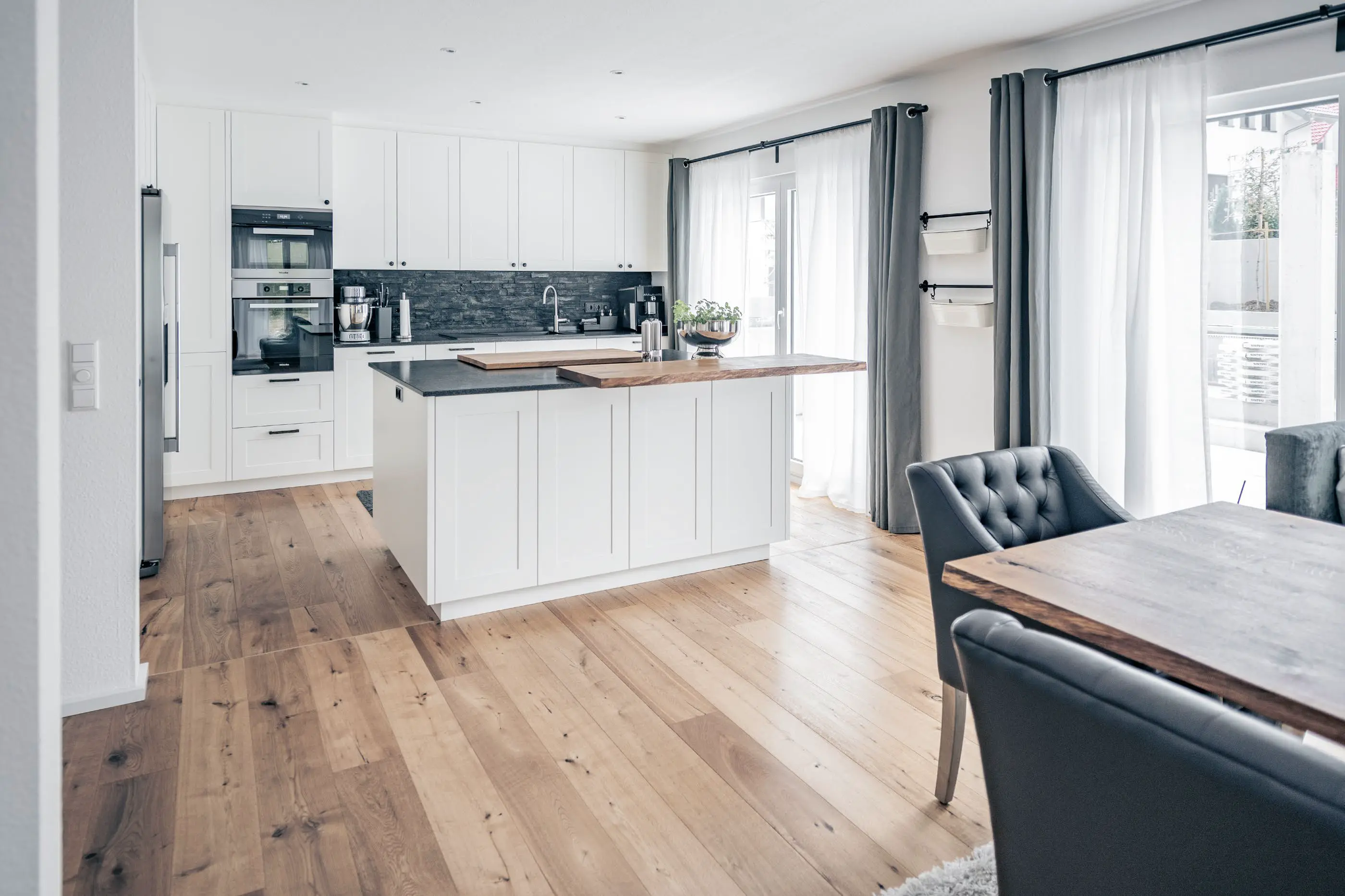 offene Küche mit Essbereich im Einfamilienhaus der Familie Martin-Hähnke, gebaut von Hauser Massivbau 