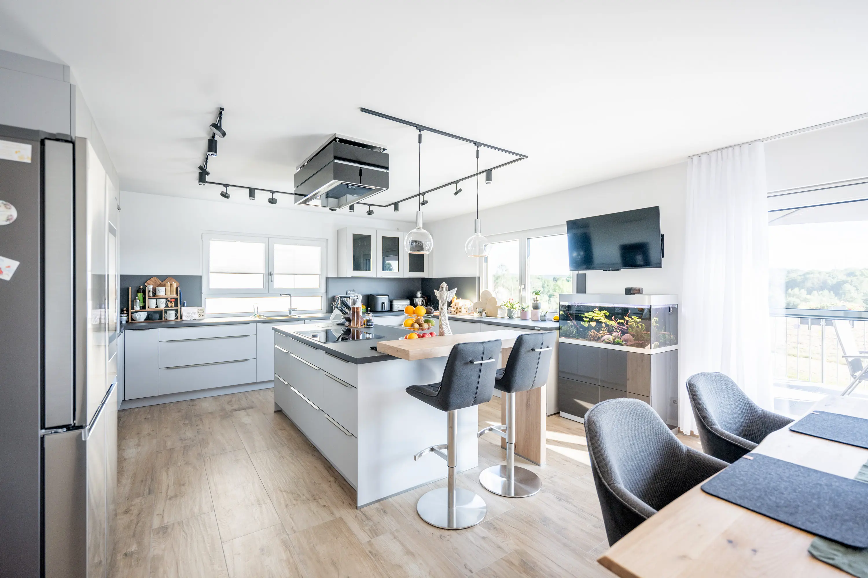 Offene Küche im Einfamilienhaus der Familie Hablitzel, gebaut von Hauser Massivbau