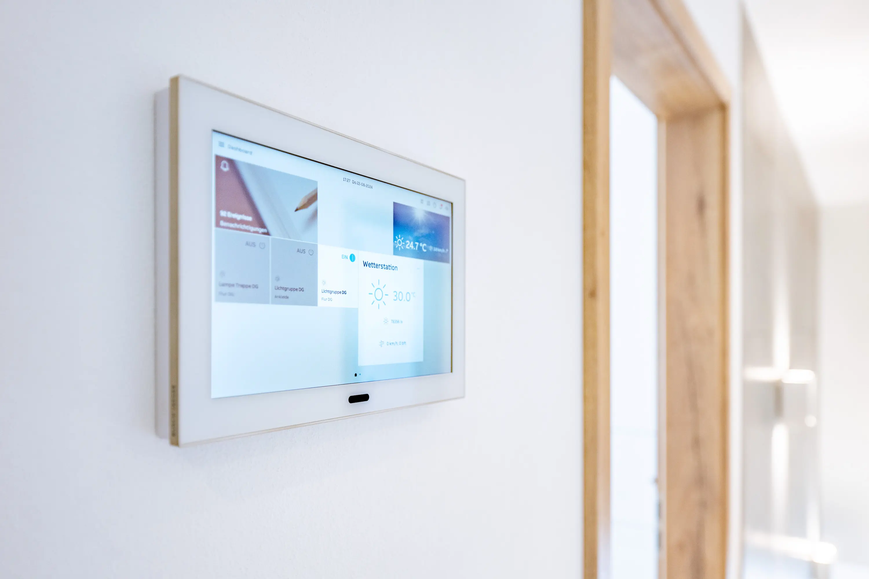 Smart Home Steuerungsgerät m Einfamilienhaus der Familie Hablitzel, gebaut von Hauser Massivbau