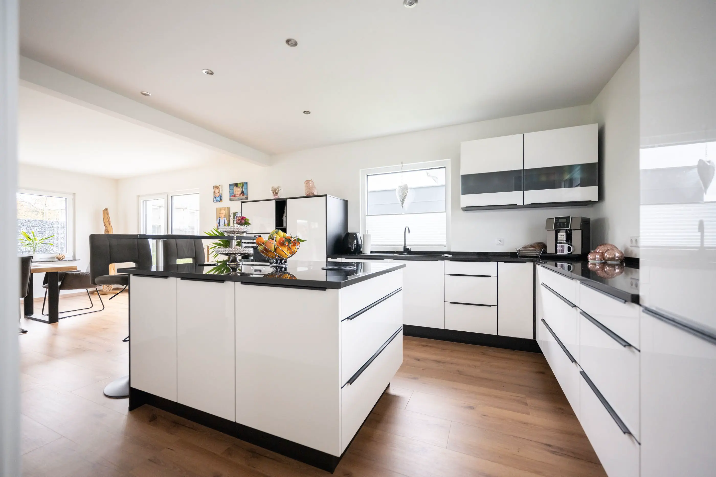 offene Küche im Einfamilienhaus der Familie Bornovas, gebaut von Hauser Massivbau