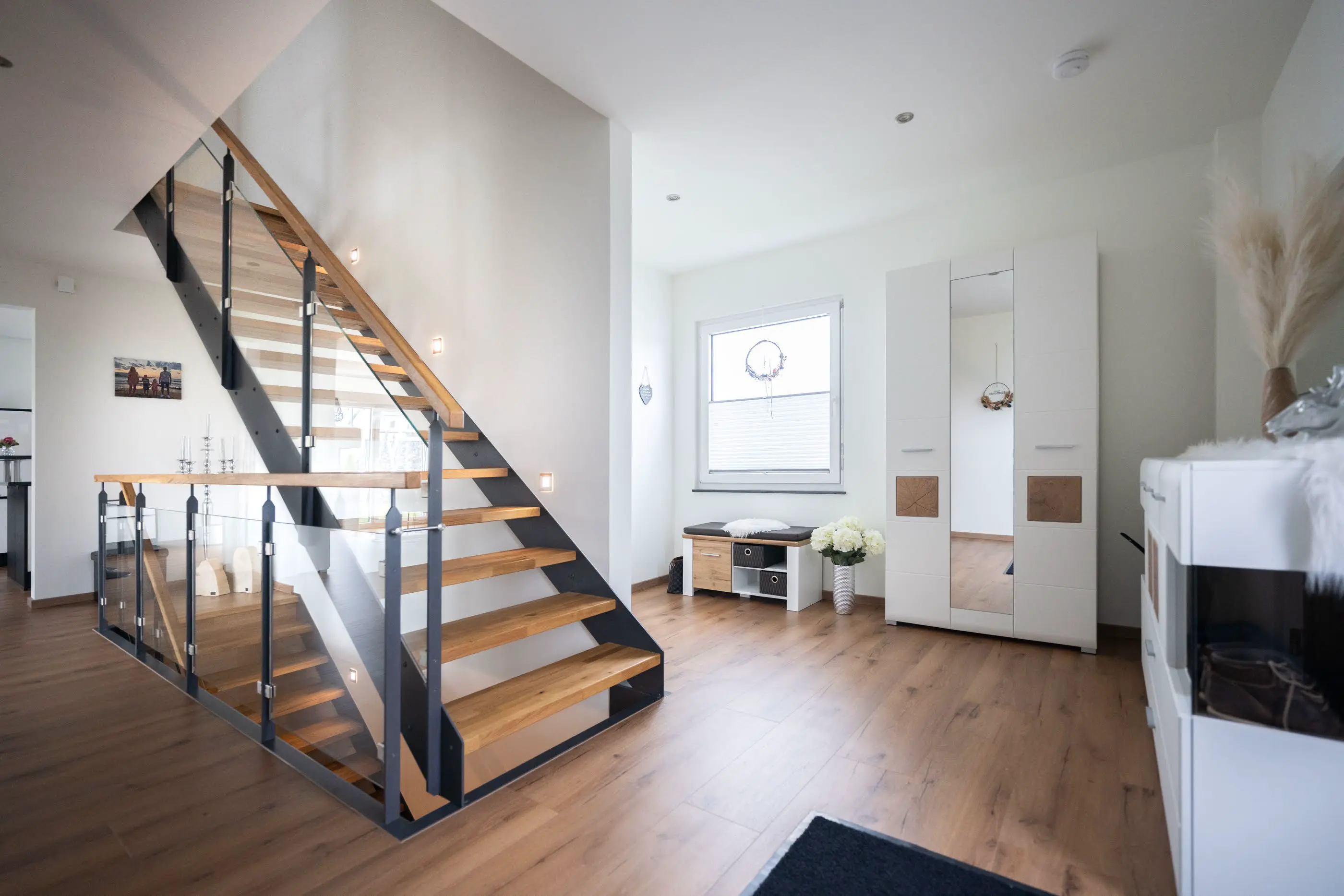 Offenes Treppenhaus im Einfamilienhaus der Familie Bornovas, gebaut von Hauser Massivbau