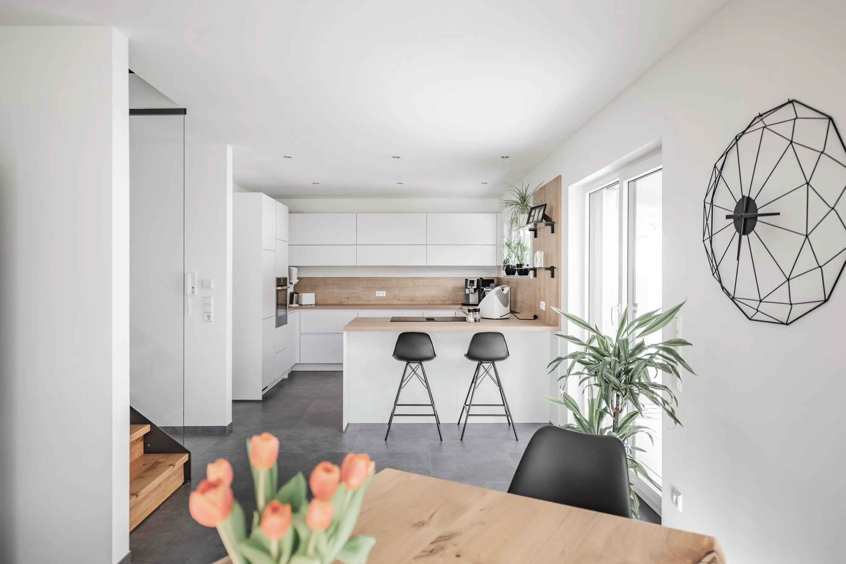 Offene Küche im Einfamilienhaus der Familie Lehner-Fischer in Tuttlingen, gebaut von Hauser Massivbau