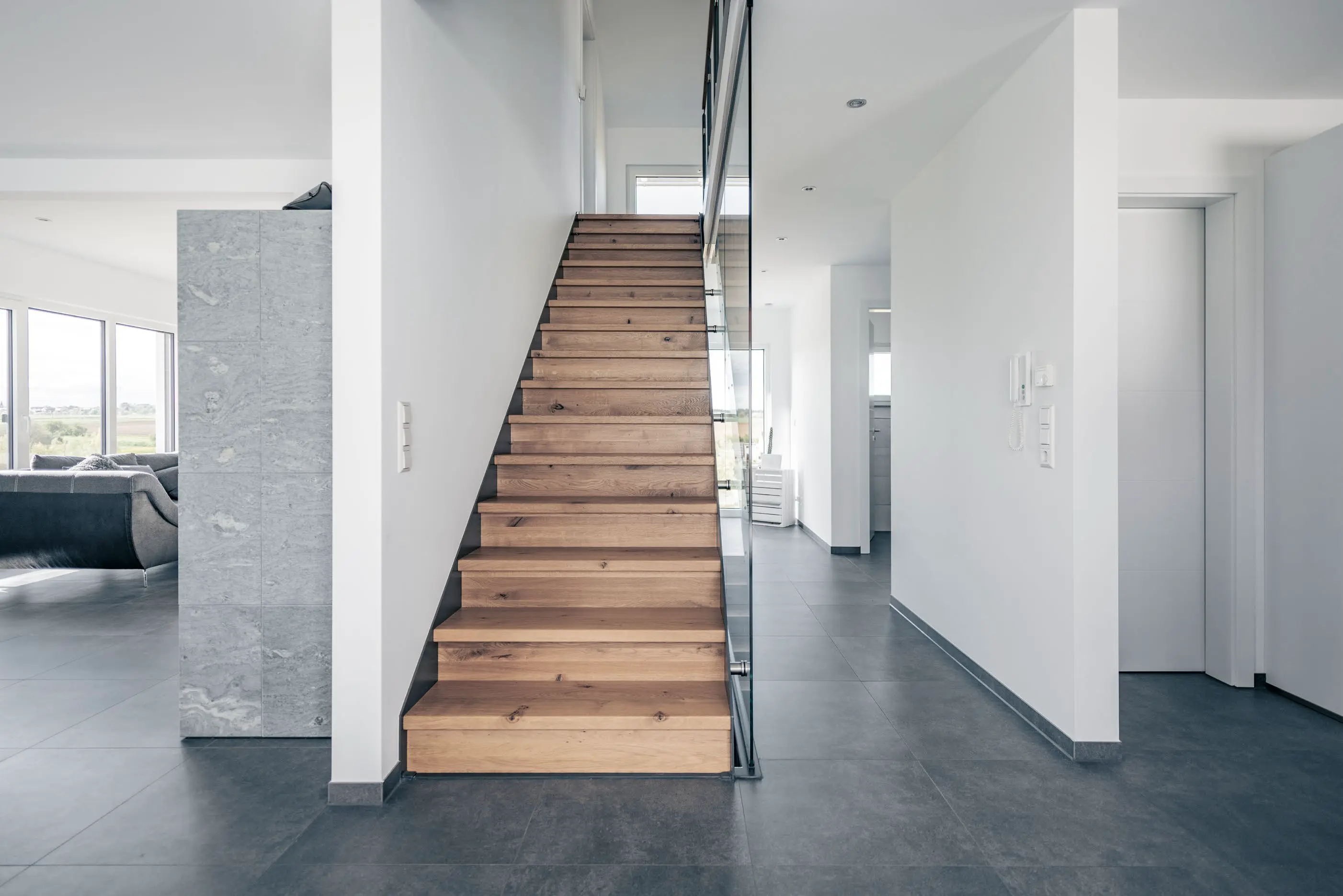 Holztreppe im Einfamilienhaus der Familie Lehner-Fischer in Tuttlingen, gebaut von Hauser Massivbau