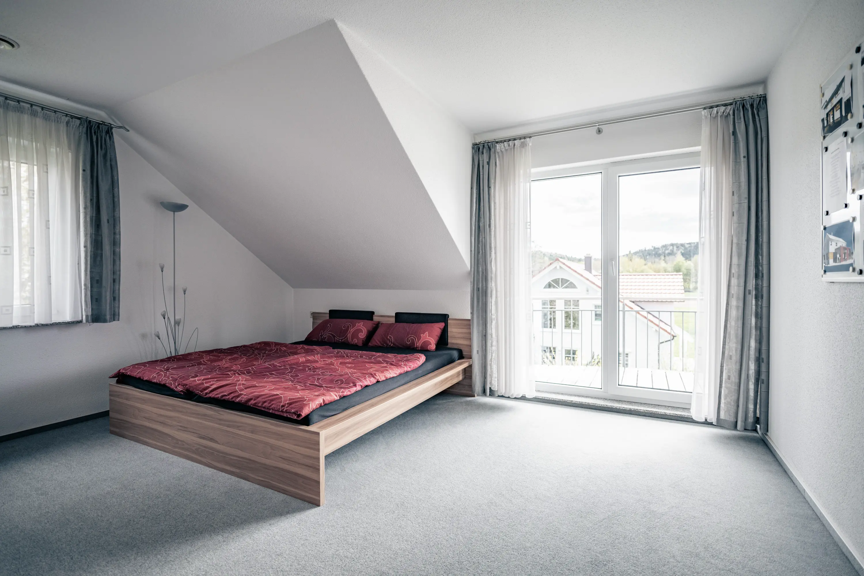 Schlafzimmer im Einfamilienhaus Basic in Vöhringen, gebaut von Hauser Massivbau