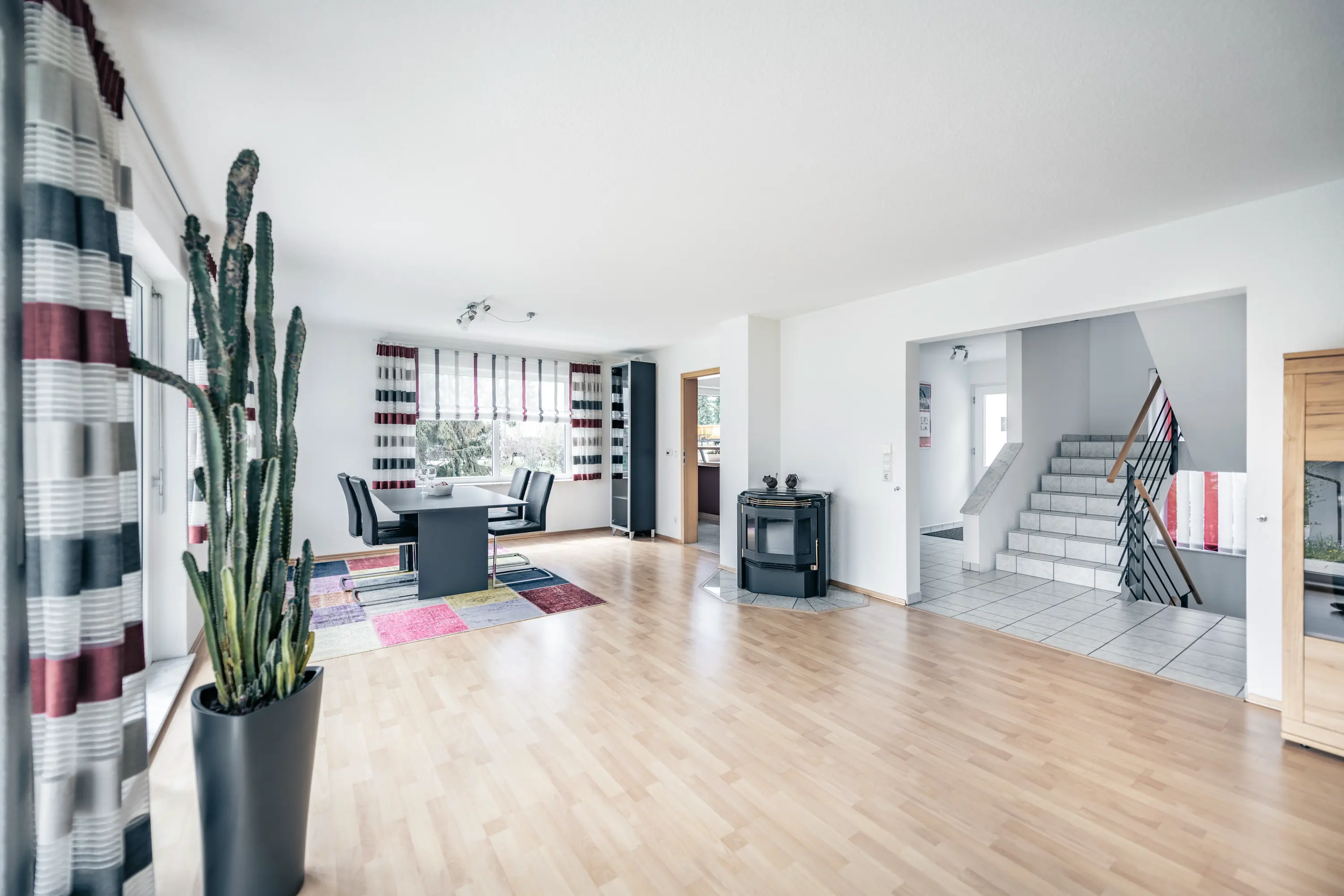 Wohnzimmer im Einfamilienhaus Basic in Vöhringen, gebaut von Hauser Massivbau