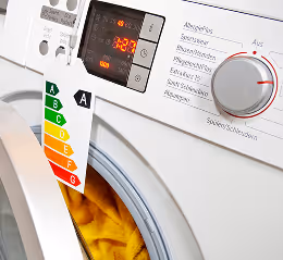 Frontlader-Waschmaschine mit digitalem Display, Programmwahldrehschalter und Energieeffizienzlabel von A bis G.