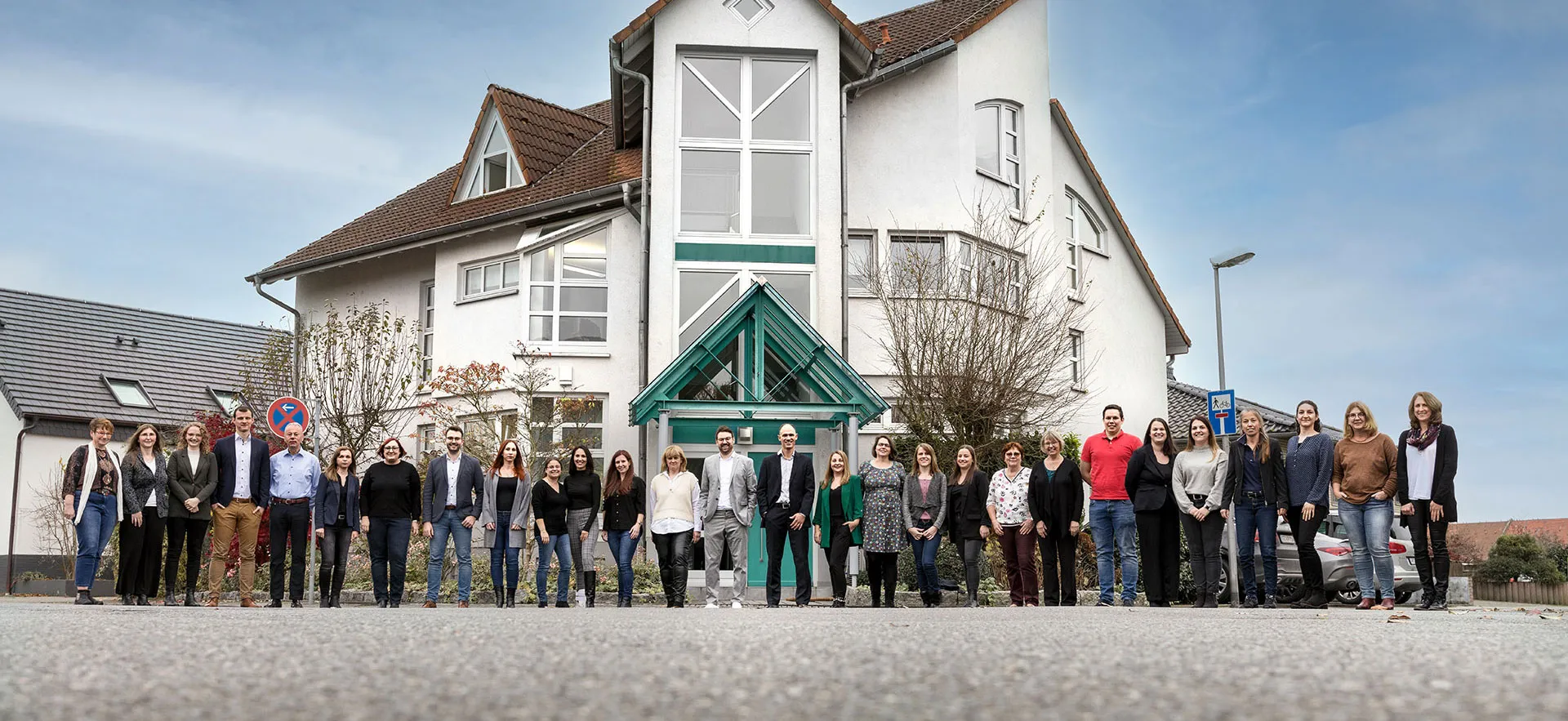 Teamfoto von vistax vor Gebäude