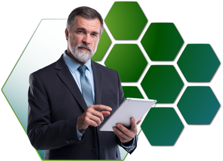 Hero-Bild für IT-Security Assessment mit Person und grafischem Hexagon-Element