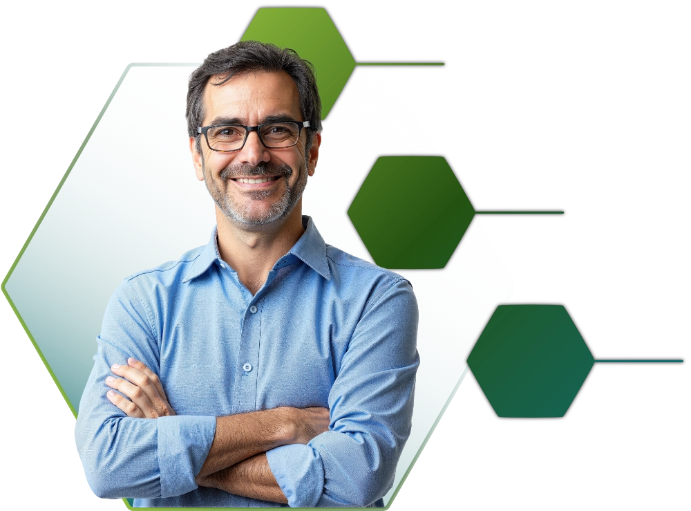 Hero-Bild für IT-Security Implementation mit Person und grafischem Hexagon-Element