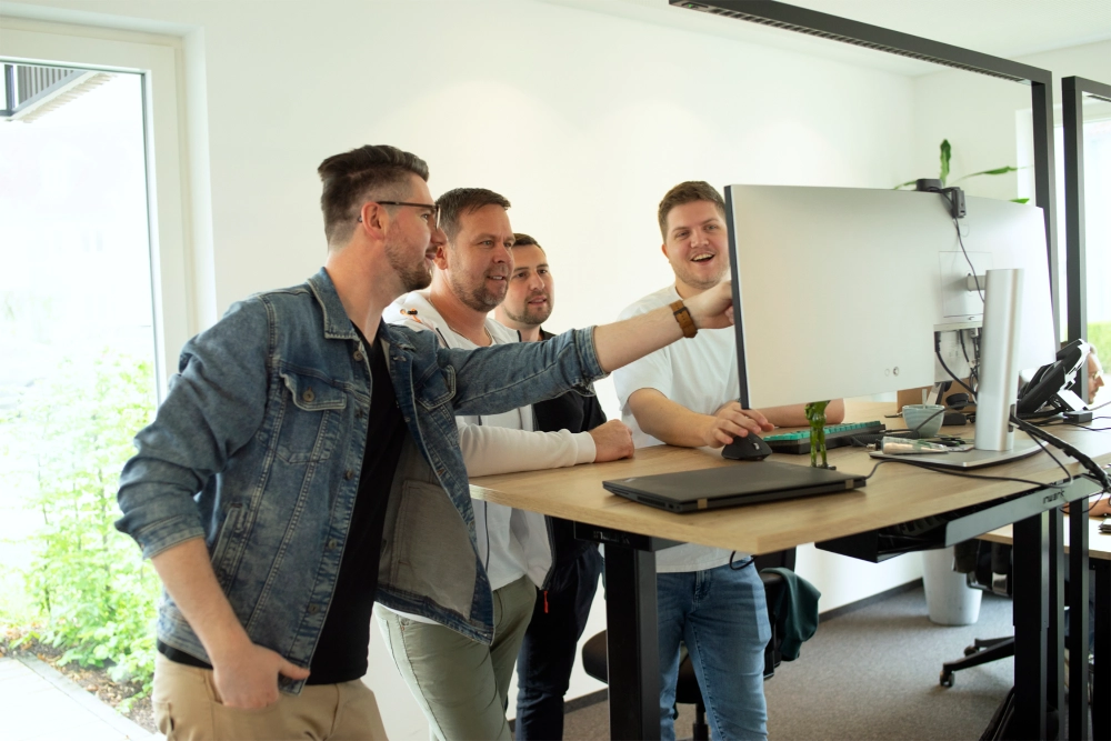 Team von PORTFORMANCE bei der Arbeit an Managed Security Services