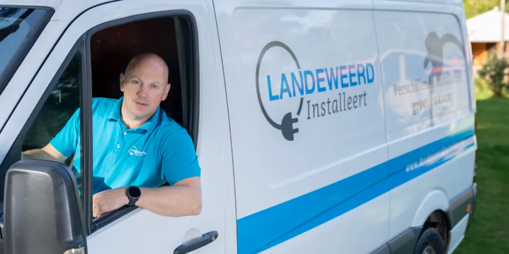 Gerjan landeweerd in bus van landeweerd installeert