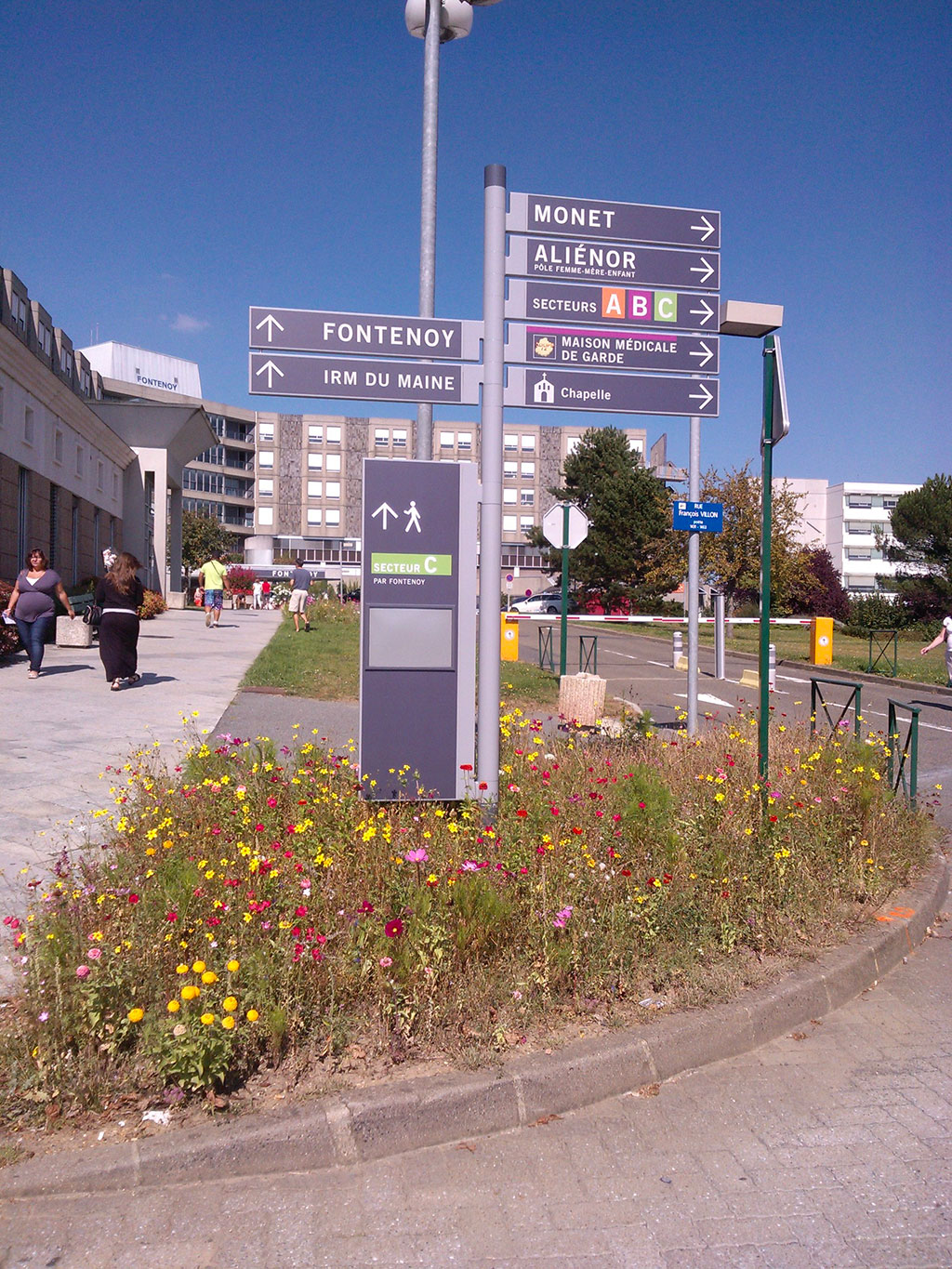Mobilier urbain – totem et pupitre de lecture en acier peint façon Corten