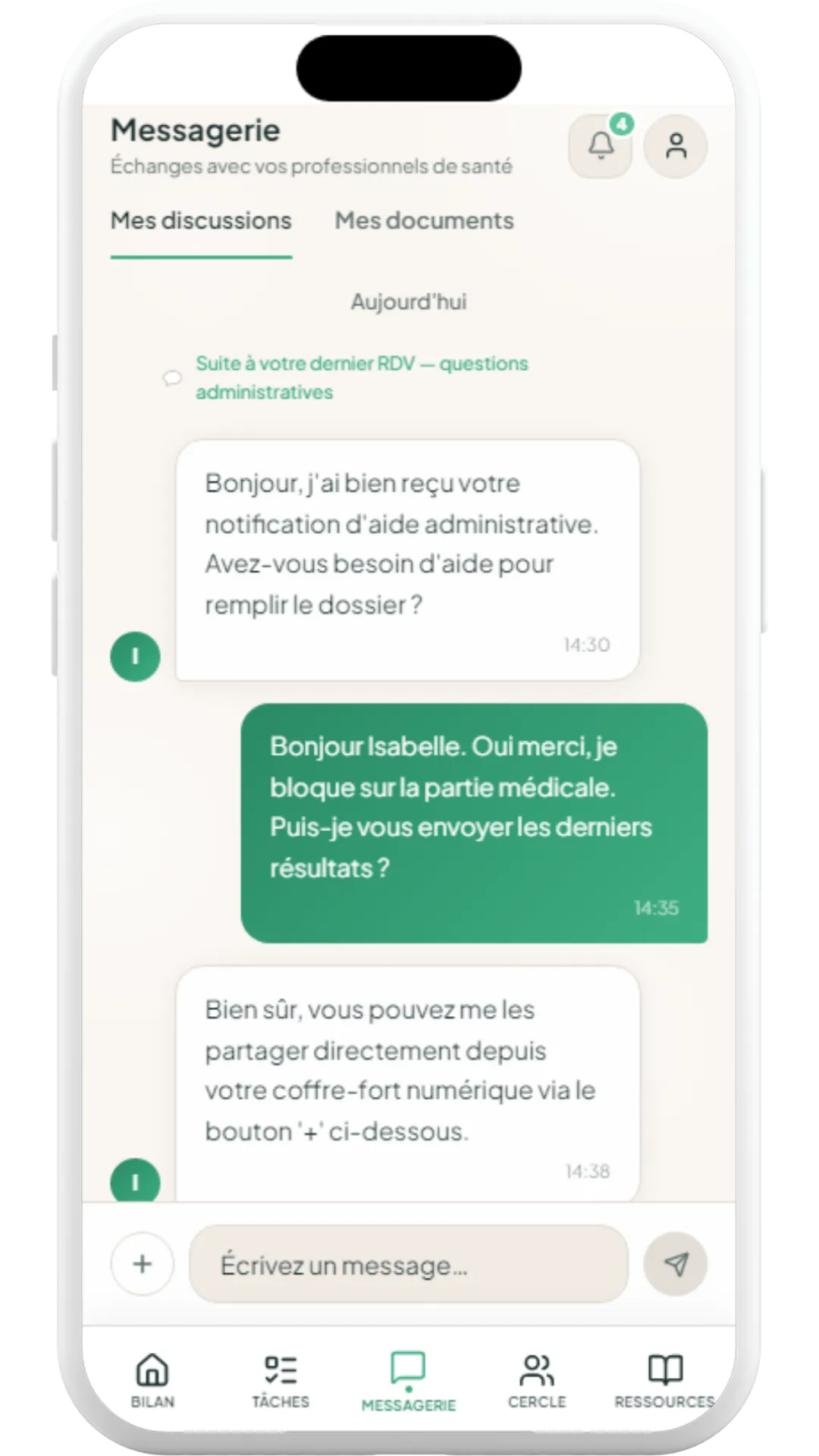Interface de messagerie sur smartphone montrant une conversation entre un patient et un professionnel de santé à propos d'une aide administrative et l'envoi de résultats médicaux.