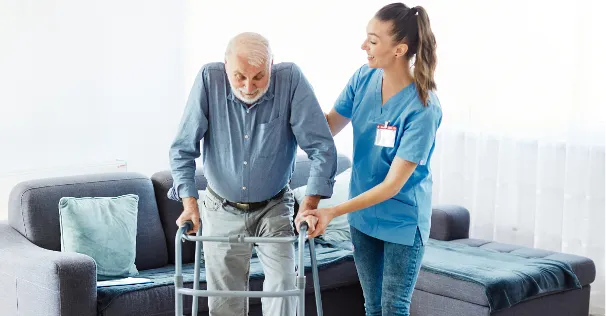 aide soignante et personne âgée