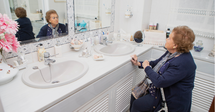 Personne âgée dans sa salle de bain