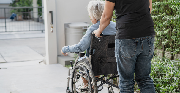 senior en fauteuil roulant