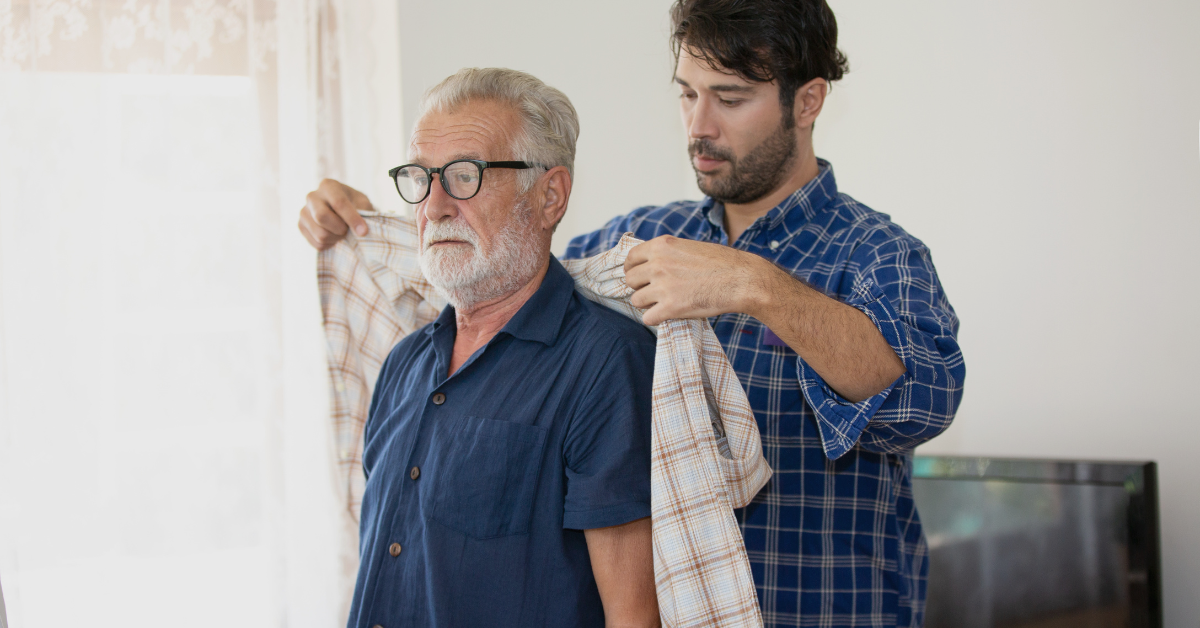 aide à l'habillage d'un senior