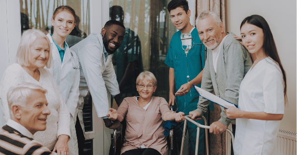 Seniors et équipe d'aides soignants