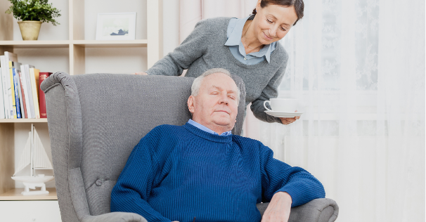 senior et fauteuil releveur