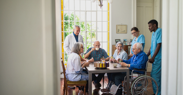 moment entre seniors et aides mécales
