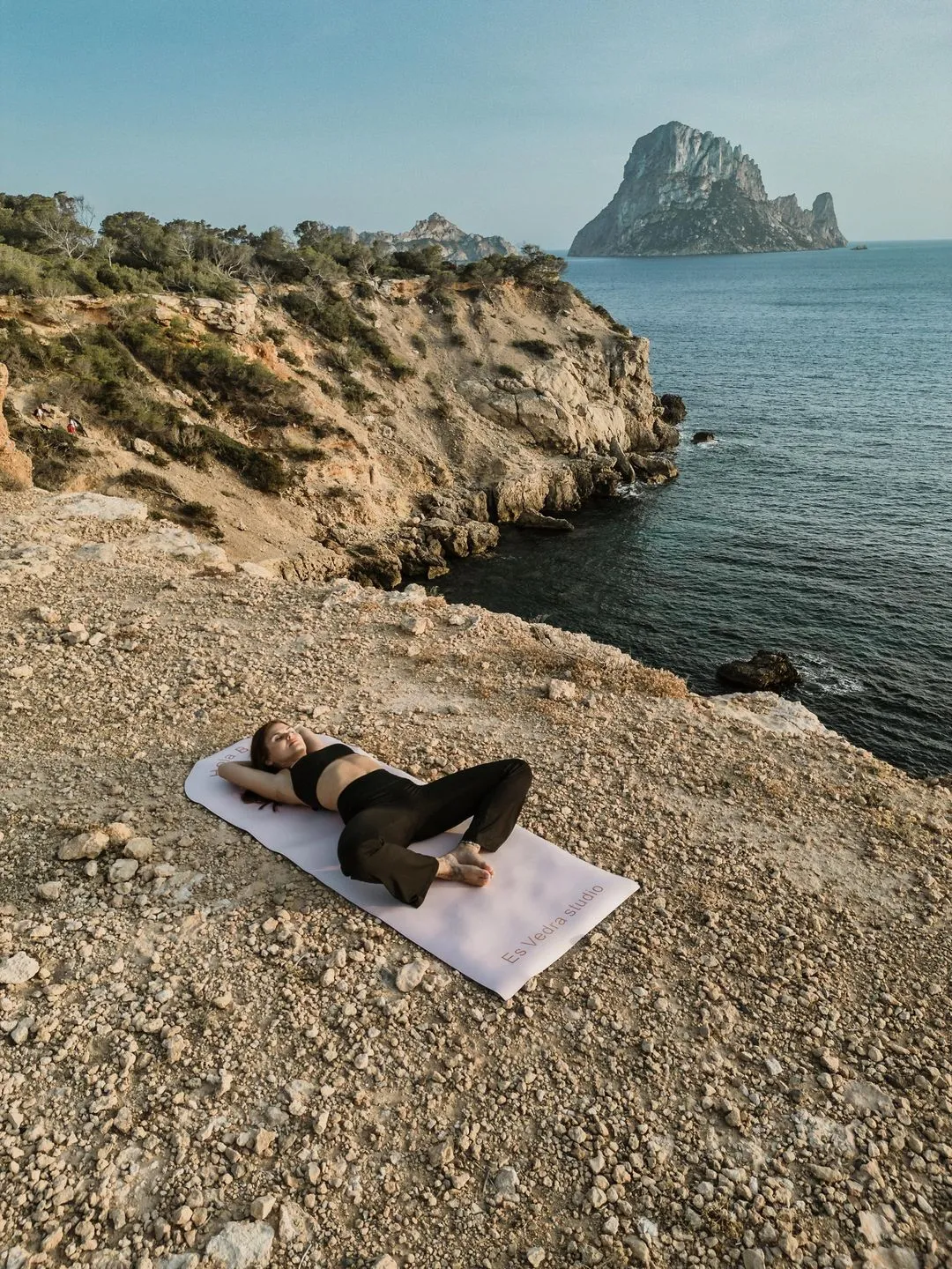 Portrait de Lina Gameiro, devant le rocher d'Es Vedra