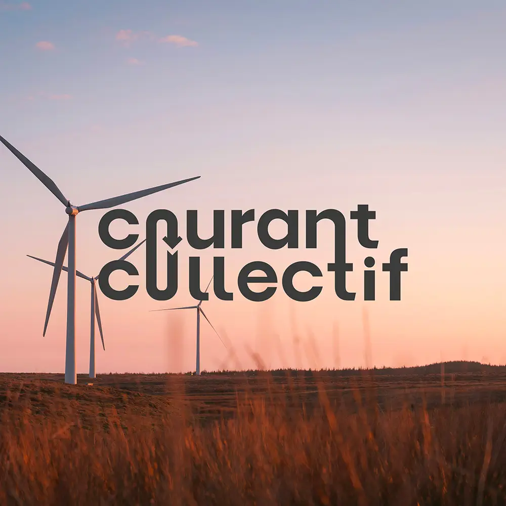 Éoliennes dans un champ au lever du soleil avec le logo de Courant Collectif superposé
