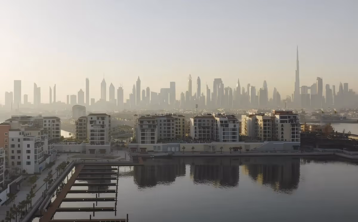 Panoramablick auf La Mer Dubai bei Sonnenuntergang mit moderner Skyline
