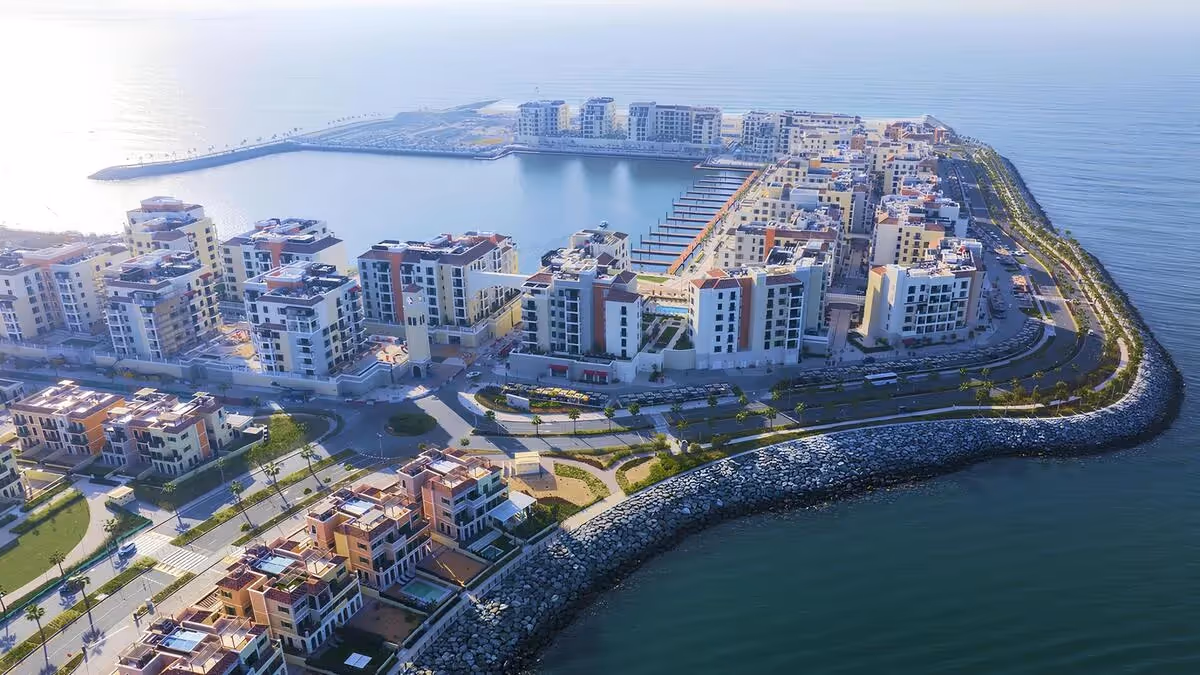 La Mer Dubai Luftbild – Luxusimmobilien am Wasser mit Panoramablick, Marina und moderner Architektur.
