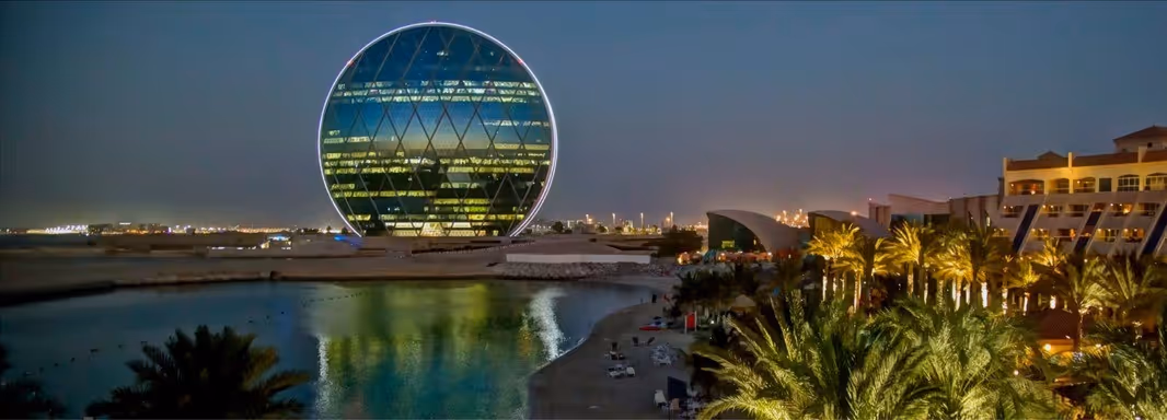 Aldar Properties Hauptsitz Abu Dhabi – ikonisches rundes Gebäude bei Nacht beleuchtet