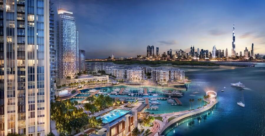 Die Luftaufnahme zeigt die beeindruckende Dubai Marina mit ihrem Yachthafen und den hohen Wolkenkratzern, die direkt am Wasser stehen. Diese Metropole in den Vereinigten Arabischen Emiraten ist bekannt für ihre luxuriösen Immobilien und bietet zahlreiche Möglichkeiten für den Immobilienkauf in Dubai.