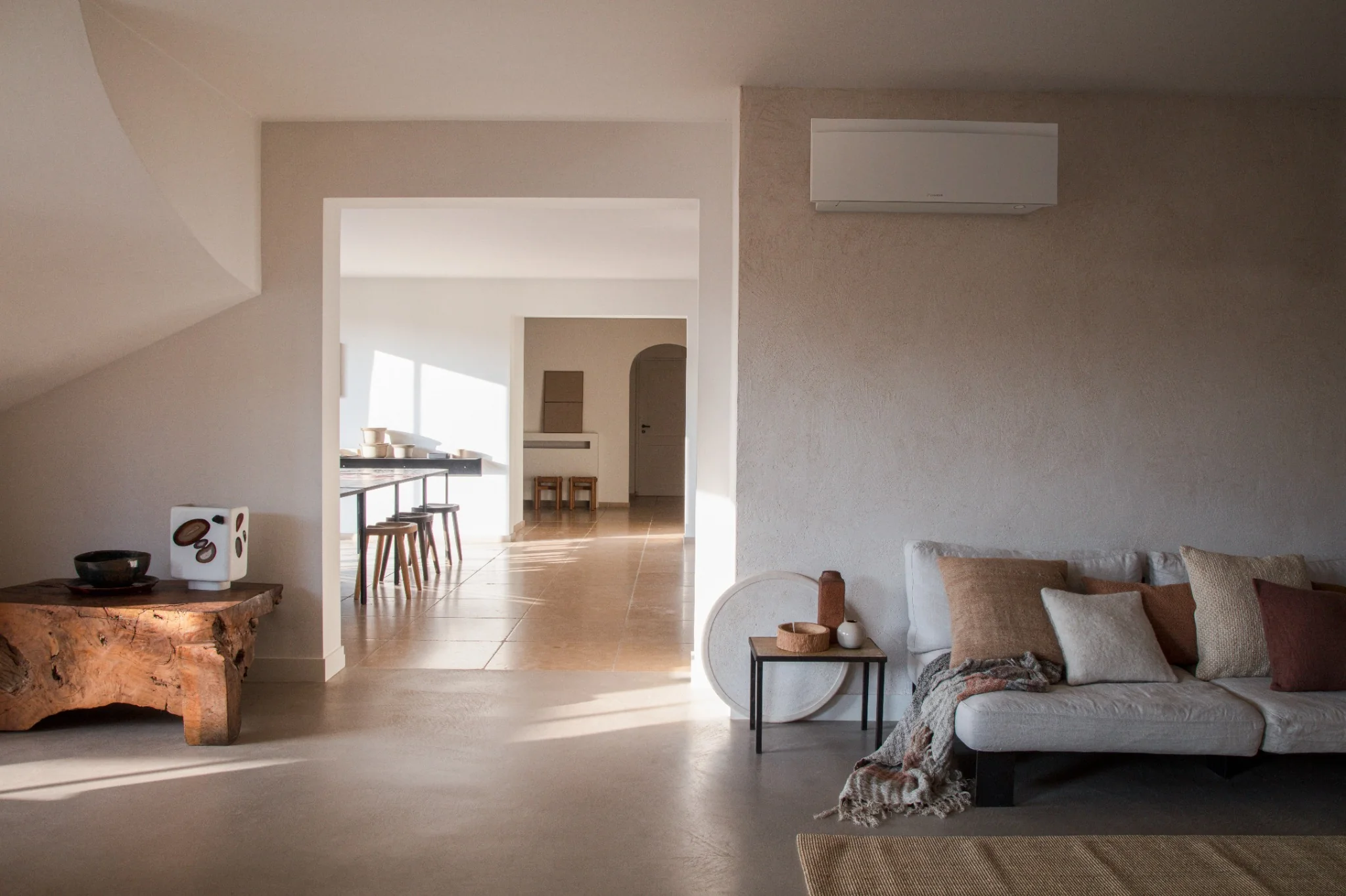 Daikin Emura v svetlej modernej obývačke