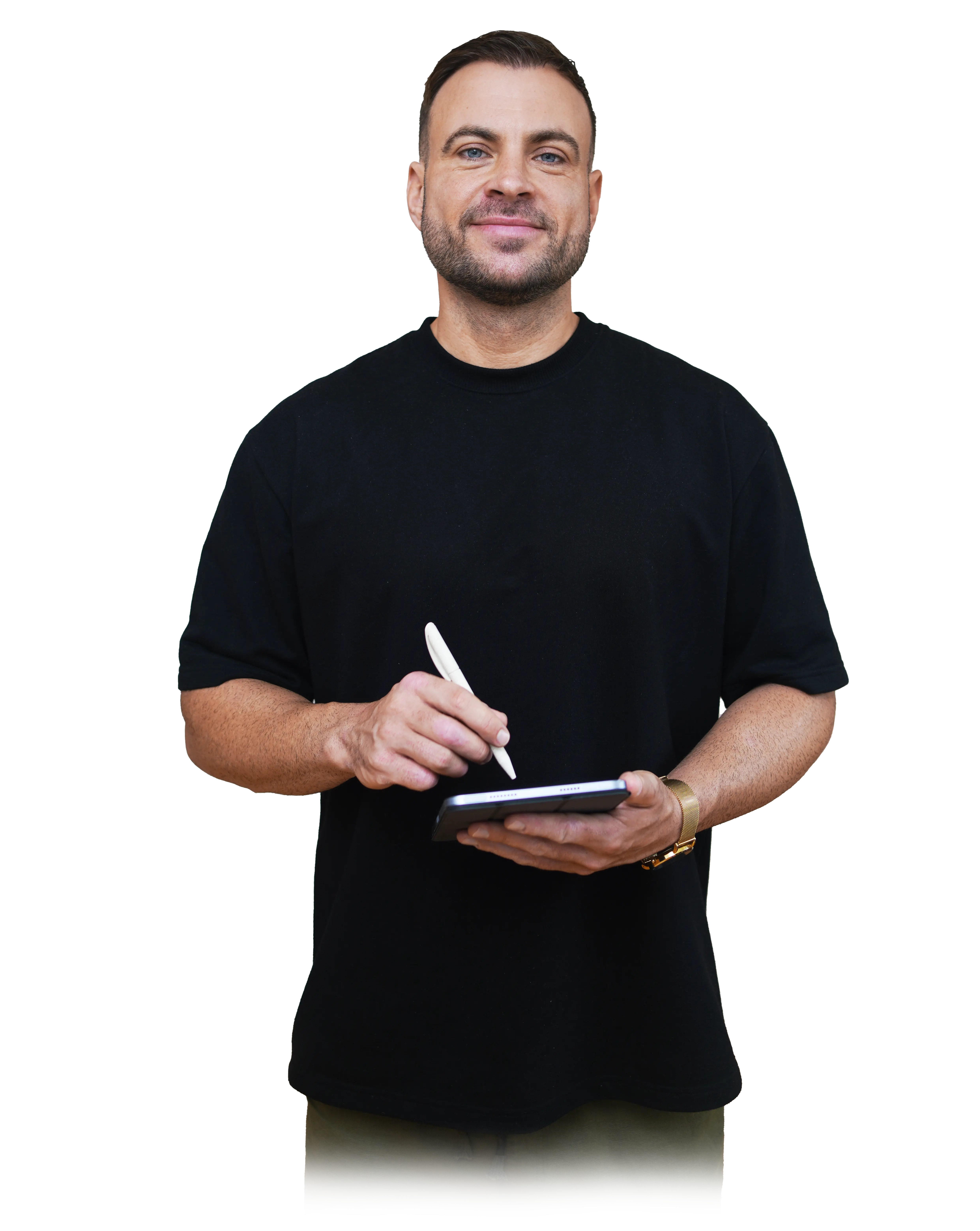 Jan-Paul Jeromin, ein Psychologischer Berater, steht vor einem weißen Hintergrund und trägt ein schwarzes T-Shirt. Er hat dunkle Haare, einen Bart und lächelt, während er einen weißen Stift und ein kleines Notizbuch oder Tablet in den Händen hält. Er trägt eine goldene Uhr und ein Armband.