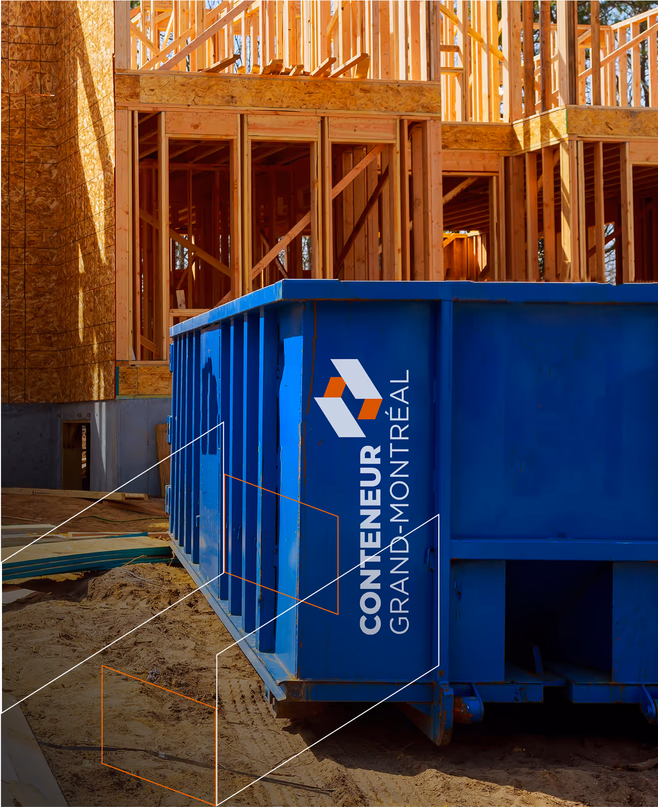 Conteneur bleu de construction sur un chantier avec ossature en bois