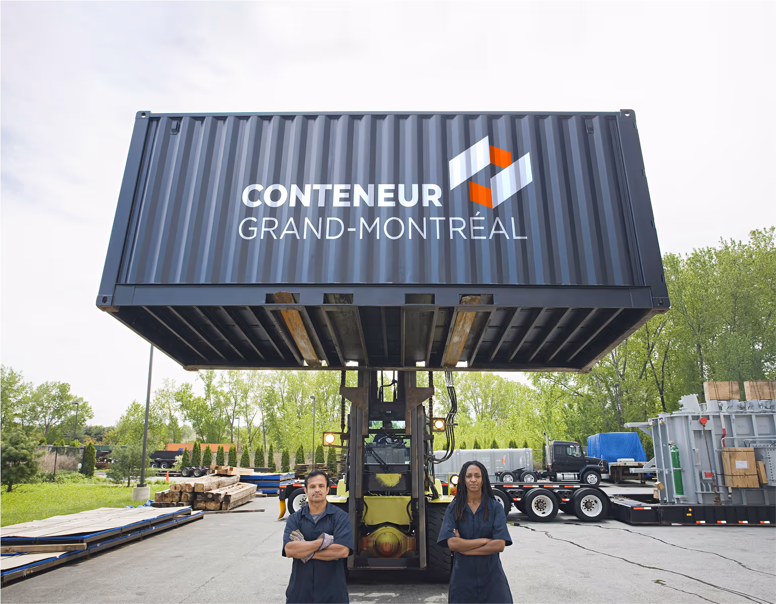 Conteneur Grand-Montréal avec employés devant un entrepôt logistique