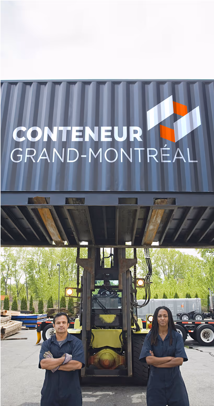Deux employés devant un chariot élévateur et un conteneur de Montréal