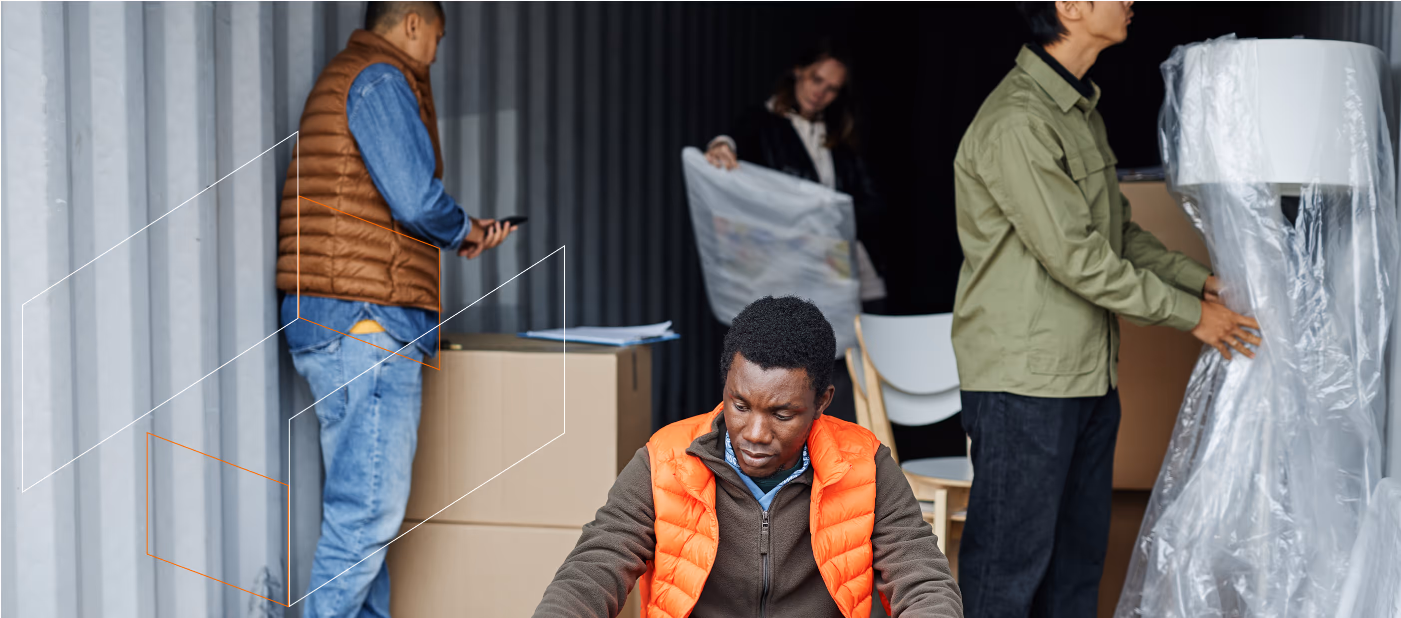 Personnes travaillant dans un entrepôt avec des boîtes et des objets emballés
