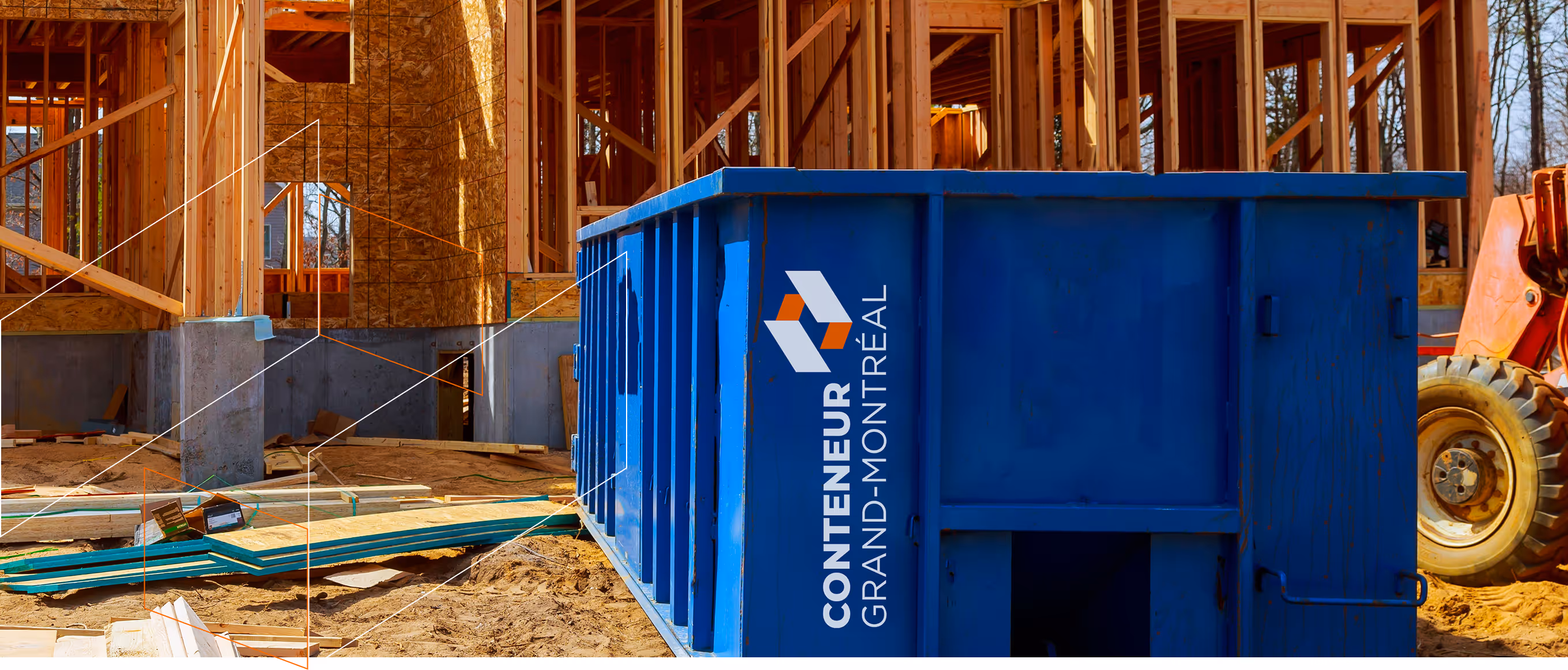 Conteneur bleu de construction sur un chantier avec encadrement en bois