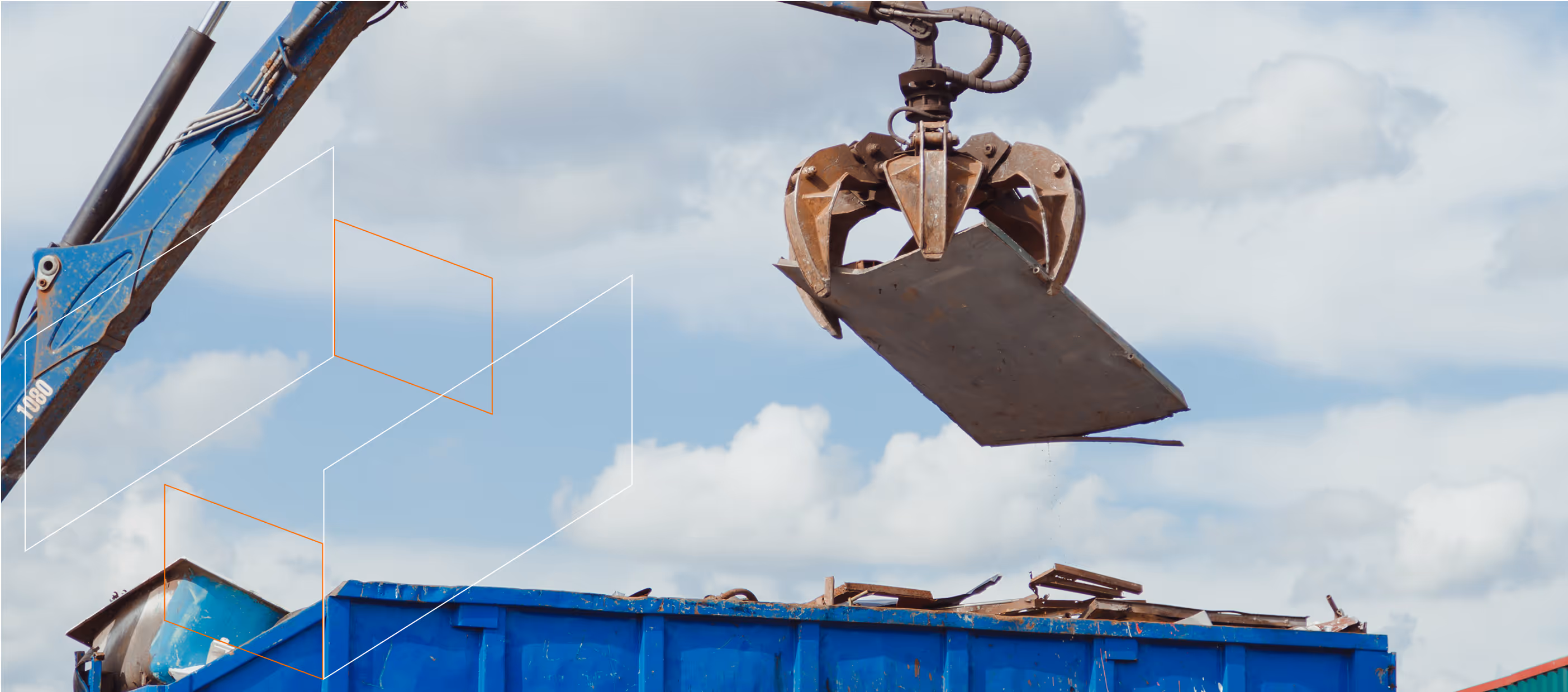 Grue industrielle soulevant une plaque métallique au-dessus d'un conteneur bleu