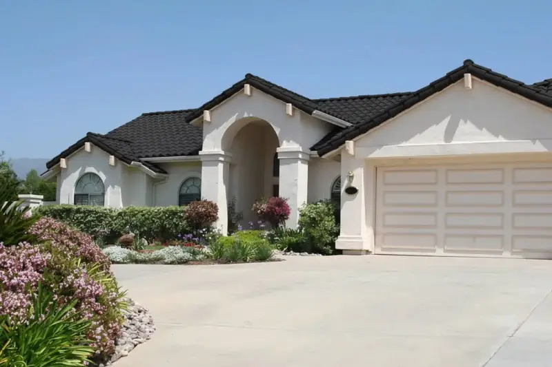 House roof after roof painting by Allforliz, with uniform color and improved curb appeal