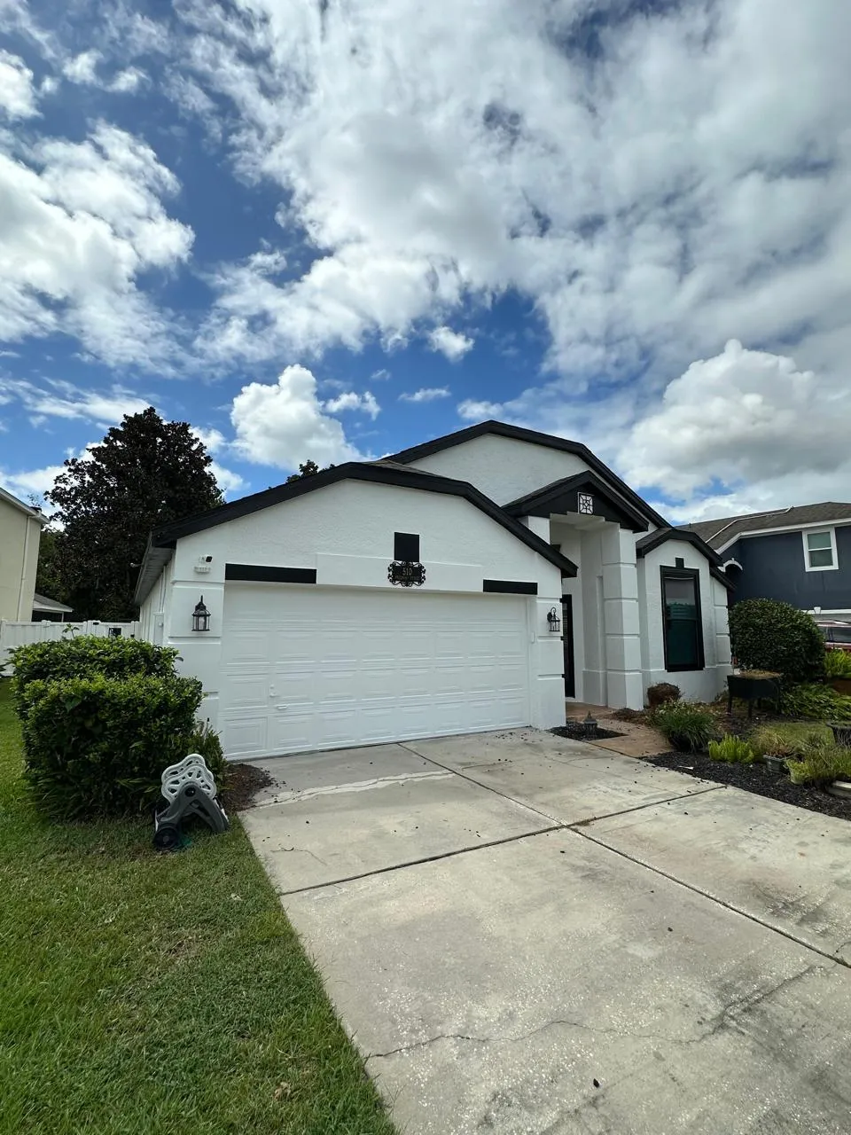 Living room after interior painting by Allforliz, with fresh neutral walls and clean finish